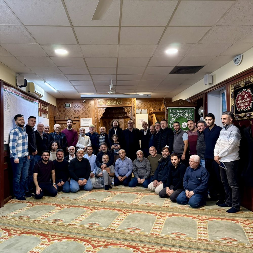 Gemeinde nach dem Gebet in der Moschee